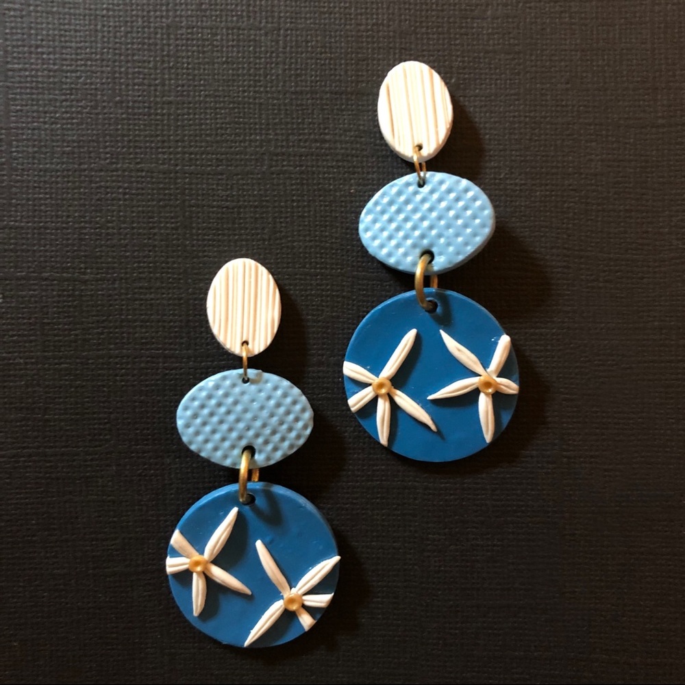 INDIE13 Handmade PolyClay White Flower Earrings